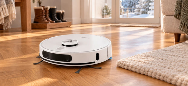 Tesvor S8 Max Saug- und Wischroboter reinigt Fischgrät-Parkett im winterlichen Wohnzimmer neben einem Wollteppich