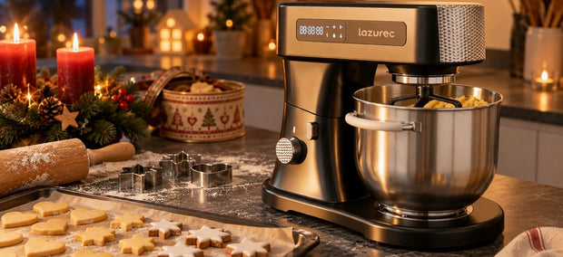 Lazurec Bakara Mix ONE rührt Mürbeteig für Weihnachtsguetzli, daneben ein Blech mit Mailänderli und Zimtsternen im Kerzenlicht