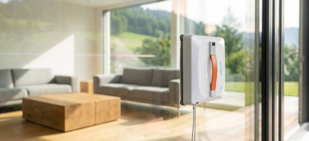 Lazurec A9 Pro Fensterputzroboter reinigt eine Glasfront in einem hellen Wohnraum