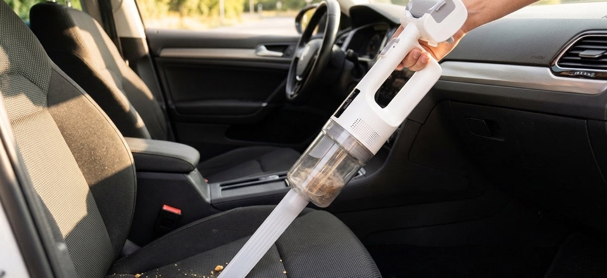 Kabelloser Handstaubsauger Lazurec CD10 PRO mit Fugendüse reinigt einen Autositz