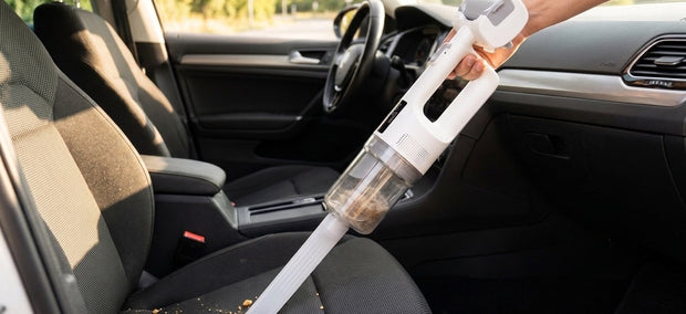 Kabelloser Handstaubsauger Lazurec CD10 PRO mit Fugendüse reinigt einen Autositz