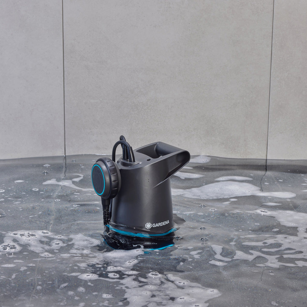 Pompe submersible Gardena pour eau claire et eau sale 20000 BASIC Scène cave avec eau claire