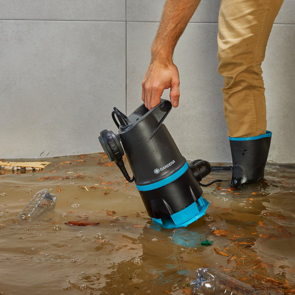 Pompe submersible Gardena pour eaux claires et eaux usées 20000 BASIC Scène de cave avec eaux usées