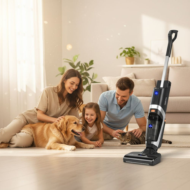 Familie mit Kind, Hund und Katze entspannt im Wohnzimmer, während ein kabelloser Staubsauger für saubere Böden sorgt.