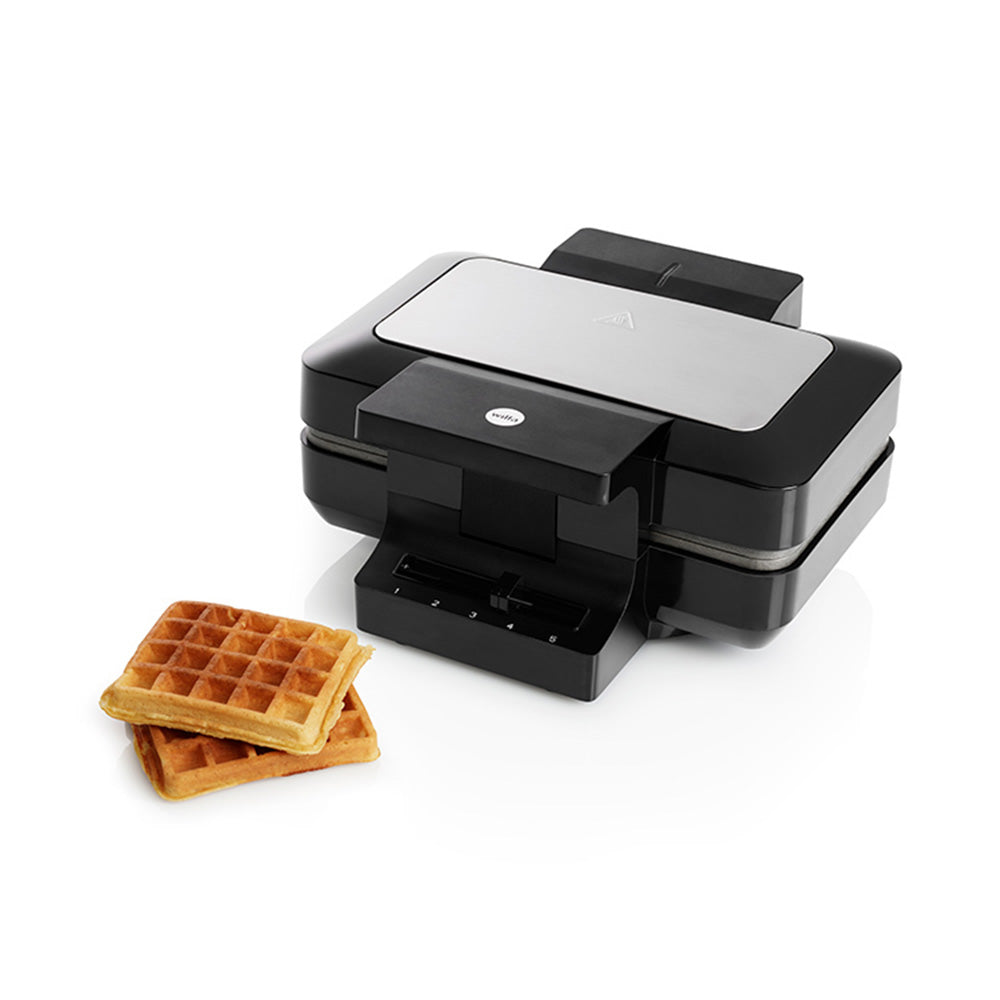 Geschlossenes Waffeleisen mit modernem Design neben frisch gebackenen Waffeln, ideal für schnelle und einfache Zubereitung zuhause.