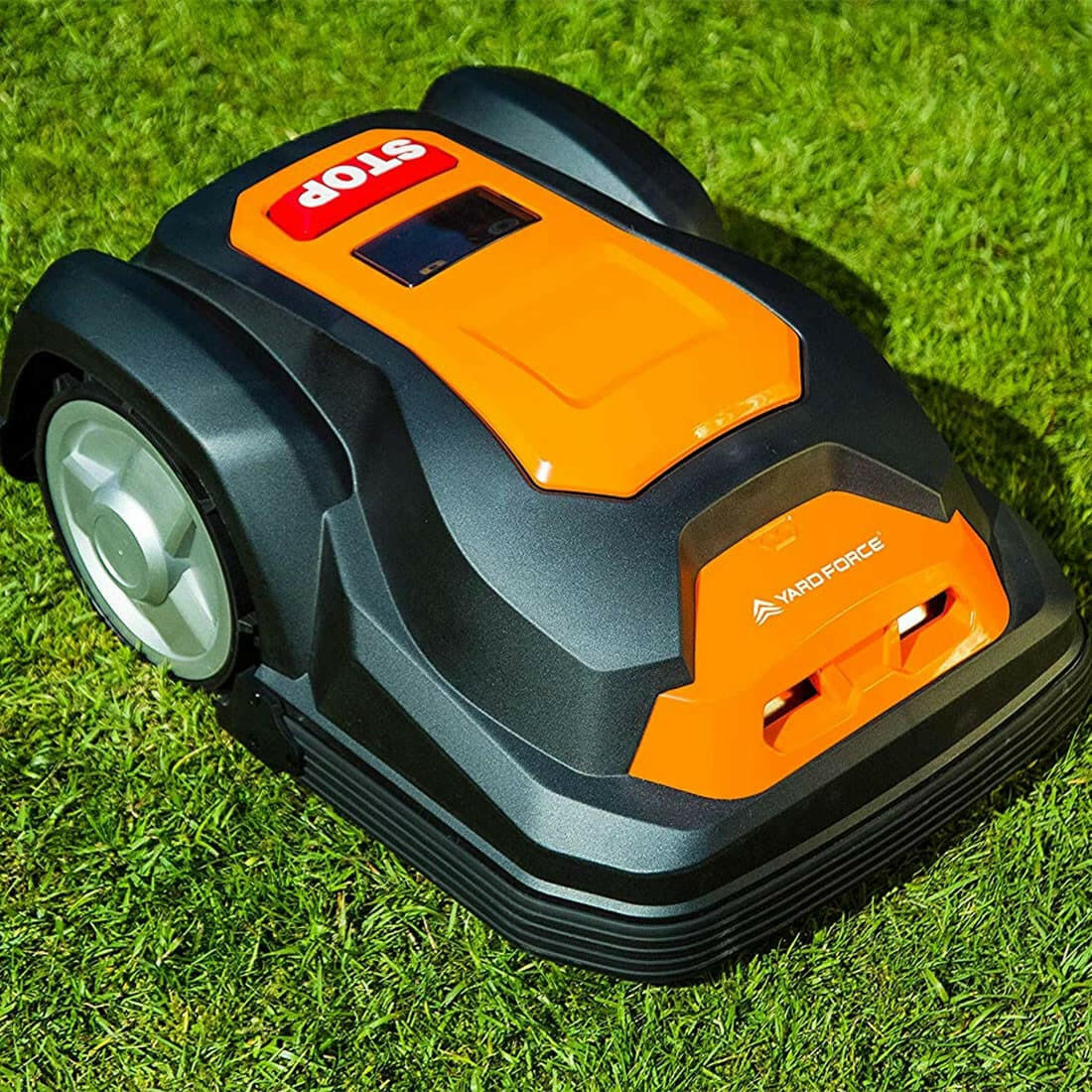 Yard Force SA900B Rasenroboter auf dem Rasen, Vorderansicht von rechts